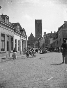 500950 Gezicht in de Waterstraat te Utrecht, met op de achtergrond de toren van de Jacobikerk.